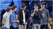 Οι One Direction έκαναν την έκπληξη στα βραβεία του MTV