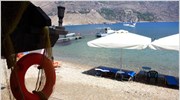Εκλεβαν ξαπλώστρες και ομπρέλες από καφετέριες και ξενοδοχεία