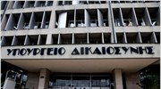 Δεν καταργείται η υποχρεωτική παράσταση δικηγόρων στα συμβόλαια