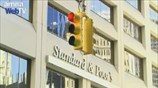 Ο οίκος S&P υποβάθμισε την προοπτική του ελληνικού χρέους