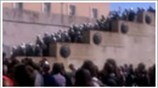 Σε κλοιό διαδηλωτών οι εύζωνες στο Μνημείο του Αγνώστου Στρατιώτη