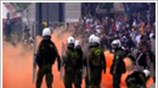 Reuters: Xάος στην Αθήνα μετά την ψήφιση του μεσοπρόθεσμου
