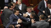 Μέλη του ουκρανικού κοινοβουλίου έχουν πιαστεί στα χέρια στη διάρκεια της πρώτης ...