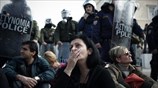 Εργαζόμενοι της ΠΟΕ-ΟΤΑ διαμαρτύρονται μπροστά στη Βουλή ενάντια στα νέα μέτρα λιτότητας ...