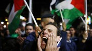 Παλαιστίνιος φωνάζει συνθήματα στη διάρκεια διαδήλωσης στη Ραμάλα, στη δυτική Οχθη. Η ...