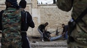 Μαχητές του Ελευθέρου Συριακού Στρατού κουβαλούν του πτώμα συντρόφου τους που έχασε ...