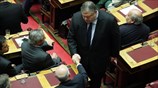 Ο πρόεδρος του ΠΑΣΟΚ Ευάγγελος Βενιζέλος (2-Δ) χαιρετά τον Γιώργο Παπανδρέου (3-Δ) ...
