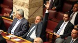 Ο πρώην πρωθυπουργός  Κωστας Καραμανλής ψηφίζει στη συνεδρίαση για το πολυνομοσχέδιο ...