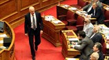 Ο πρώην πρωθυπουργός Γιώργος Παπανδρέου φθάνει στην αίθουσα της Βουλής, στη συνεδρίαση ...