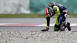 Ο Βρετανός αναβάτης της Tech 3, Bradley Smith, σηκώνεται μετά από πτώση ...