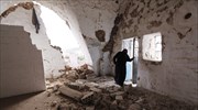 Μια γυναίκα στο κατεστραμμένο σπίτι της στην πόλη Ιντλιμπ, στη Συρία. Οι ...