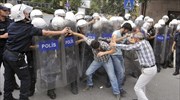 Η τουρκική αστυνομία έκανε εκτεταμένη χρήση δακρυγόνων για να απωθήσει διαδηλωτές κατά ...