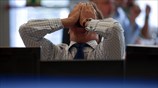 Χρηματιστής αντιδρά κατά τη διάρκεια δημοπράτησης ισπανικών κρατικών ομολόγων. Το επιτόκιο στα ...