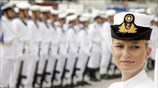 Μια αρχικελευστής του Πολεμικού Ναυτικού μπροστά από τιμητικό άγημα που περιμένει να ...