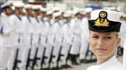 Μια αρχικελευστής του Πολεμικού Ναυτικού μπροστά από τιμητικό άγημα που περιμένει να ...