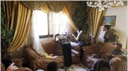 Μαχητές του Ελεύθερου Συριακού Στρατού ανταποδίδουν πυρά σε καθεστωτικές δυνάμεις μέσα από ...