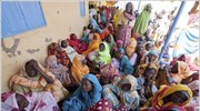 Γυναίκες περιμένουν να εξεταστούν από γιατρούς στον καταυλισμό προσφύγων στο Κασάμπ, στο ...