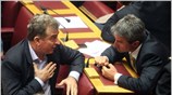 Οι βουλευτές του ΠΑΣΟΚ Μιχάλης Χρυσοχοϊδης (Α) και Ανδρέας Λοβέρδος (Δ) ψήφισαν ...