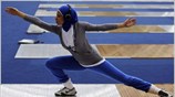 Η Αιγύπτια ξιφομάχος Εμάν Γκαμπέρ τεντώνεται κατά τη διάρκεια προπόνησης στο ExCeL. ...