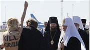 Φρουροί απομακρύνουν μια ακτιβίστρια της οργάνωσης Femen, καθώς προσπαθεί να διαμαρτυρηθεί για ...