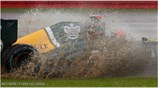 Η Caterham του Χέικι Κοβαλάινεν χάνεται μέσα στη λάσπη. Η βροχή ήταν ...