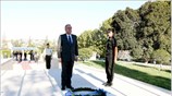 Ο υπουργός Εξωτερικών της Ελλάδας Δημήτρης Αβραμόπουλος καταθέτει στεφάνι στο στρατιωτικό κοιμητήριο ...