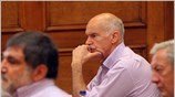 Ο τέως πρωθυπουργός Γιώργος Παπανδρέου παρακολουθεί τον πρόεδρο του ΠΑΣΟΚ Ευάγγελο Βενιζέλο, ...