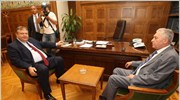 Ο πρόεδρος του ΠΑΣΟΚ  Βαγγέλης Βενιζέλος (Α) συζητά με τον πρόεδρο ...