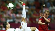 Ο Πορτογάλος Κριστιάνο Ρονάλντο προσπαθεί να σκοράρει στον προημιτελικό αγώνα για το ...