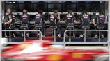 Το μονοθέσιο της Ferrari περνά πίσω από τους μηχανικούς της Red Bull, ...