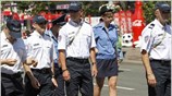 Γάλλοι και Ουκρανοί αστυνομικοί περιπολούν τη ζώνη φιλάθλων του Euro 2012 στο ...
