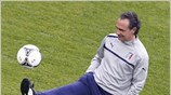 Ο Τσέζαρε Πραντέλι (φωτογραφία) θα συνεχίσει να προσφέρει τις υπηρεσίες του στην ...