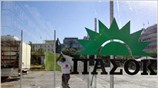 Εργάτες διαλύουν το εκλογικό περίπτερο του ΠΑΣΟΚ στο κέντρο της Αθήνας. Το ...