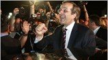 Κόσμος χαιρετά τον πρόεδρο της Νέας Δημοκρατίας, Αντώνη Σαμαρά, μετά τη δήλωση ...