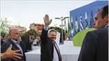 Ο αρχηγός του ΠΑΣΟΚ, Ευάγγελος Βενιζέλος, χαιρετά υποστηρικτές του κόμματος στη διάρκεια ...