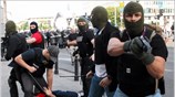 Αστυνομικοί, με πολιτικά ρούχα, συλλαμβάνουν έναν οπαδό πριν τον αγώνα για τον ...