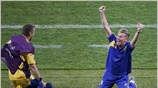 Ο προπονητής της Ουκρανίας Ολεγκ Μπλαχίν και ο Αντρέι Σεφτσένκο, που πέτυχε ...