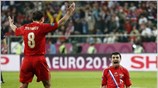 Ο Ρώσος Αλαν Τζαγκόεφ (Δ) πανηγυρίζει το δεύτερο γκολ που πέτυχε στον ...