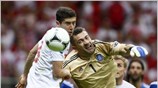 Ο Κώστας Χαλκιάς διώχνει την μπάλα με υπερένταση κατά τη διάρκεια του ...