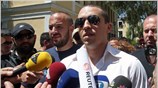 Συνοδευόμενος από περίπου έξι άνδρες, ντυμένους με σκούρα ρούχα και κασκέτα, προσήλθε ...