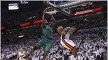 Ο Kevin Garnett των Μπόστον Σέλτικς καρφώνει την μπάλα στο καλάθι των ...