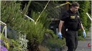 Αστυνομικός απομακρύνει το όπλο από το χώρο του εγκλήματος. Ενοπλος σκότωσε πέντε ...