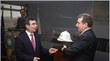 Ο απερχόμενος υπουργός Προστασίας του Πολίτη Μιχάλης Χρυσοχοΐδης και ο νέος υπηρεσιακός ...
