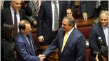 Ο πρώην πρωθυπουργός Κώστας Καραμανλής χαιρετά τον νεοεκλεγέντα βουλευτή Ανδρέα Ψυχάρη, λίγο ...