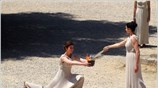 Η ηθοποιός Ινώ Μενεγάκη (Δ)  στο ρόλο της Πρωθιέρειας ανάβει τη ...