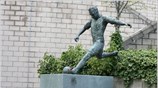 Το άγαλμα του Σερ Μπόμπι Ρόμπσον κοσμεί από σήμερα Κυριακή τον περιβάλλοντα ...