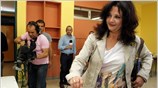 Η Ιωάννα Κοντούλη, επικεφαλής της προεκλογικής εκστρατείας των Οικολόγων Πράσινων ασκεί το ...