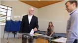 Ο πρώην πρωθυπουργός Γιώργος Παπανδρέου ασκεί το εκλογικό του δικαίωμα στο εκλογικό ...