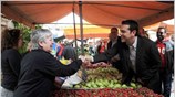 Στην Καισαριανή περιόδευσε ο πρόεδρος της κ.ο. του ΣΥΡΙΖΑ Αλέξης Τσίπρας όπου ...