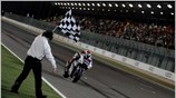 Ο Ισπανός αναβατής της Yamaha, Jorge Lorenzo, περνά πρώτος τη γραμμή του ...